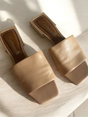 L'INTERVALLE Tan Square Toe Slide Sandals